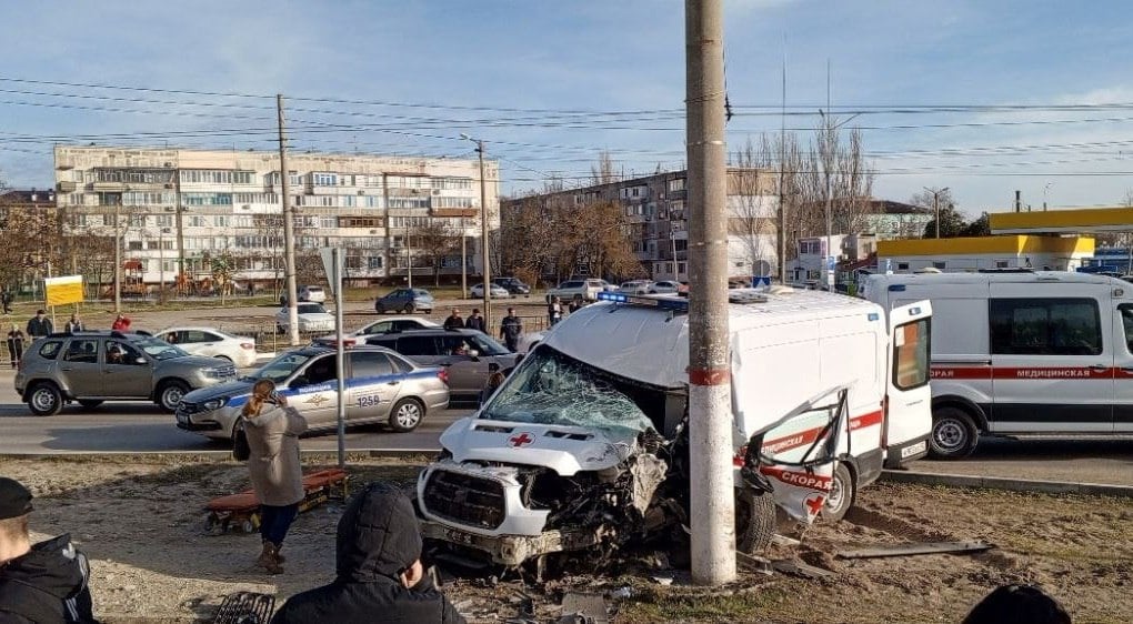 Пациентка погибла, еще трое медработников пострадали в ДТП с машиной скорой помощи в Керчи. Об этом сообщили в Минздраве РФ.  Пострадавших доставили в больницу. Предварительно, состояние двоих из них оценивается как тяжелое, одного — средней степени тяжести, сказано в сообщении.       Отправить новость