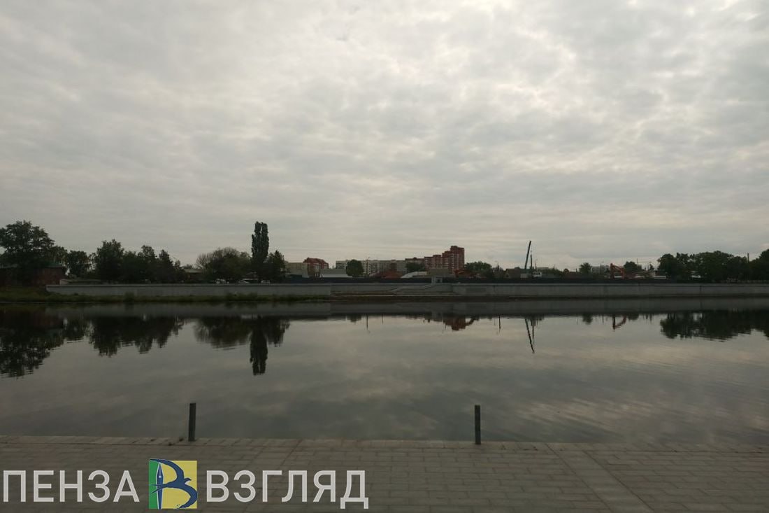 Гидрометцентр: в Пензенской области конец июня будет «неспокойным» Переменчивая погода ожидается в ближайшие три дня на территории Пензенской области. По словам начальника отдела прогнозирования ФГБУ «Приволжское УГМС» Светланы Иванковой, в субботу и воскресенье ожидается небольшая передышка посреди дождливого ненастья. Высокое атмосферное давление обеспечит в этот период сухую и солнечную погоду, а днем температура будет подниматься до +20 градусов днем. С понедельника плохая погода вернется в Пензенскую область из-за очередного циклона. Из-за этого 30 июня ожидаются кратковременные дожди, в отдельных районах сопровождающиеся грозами. -Взгляд