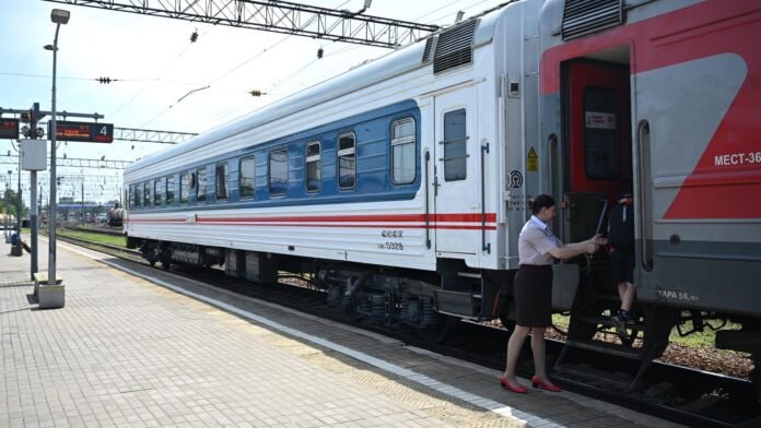 Посадку в поезд по биометрии введут в пилотном режиме в 2026 году Тестирование нового метода посадки в поезд с использованием биометрической идентификации планируется начать в 2026 году В настоящее время проходит проверка этой технологии и результаты будут оценены для дальнейшего использования Подробнее читайте по ссылке Фото РИА Новости Денис Бирюков yk24 ru в MAX Telegram ВК VK Видео