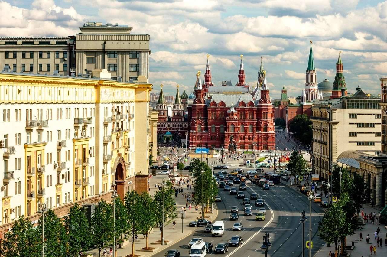 Сильнее всего в 2025 году элитное жилье подорожало в Тверском районе Москвы на 32 8 до 3 51 млн рублей за квадратный метр На втором месте оказался Пресненский район с ростом на 23 3 до 1 97 млн рублей Третье место занял Красносельский район здесь цены увеличились на 15 7 до 2 71 млн рублей за квадрат
