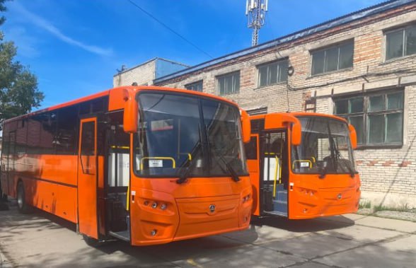 Запущены в эксплуатацию два новых муниципальных автобуса Но в Амурске В сентябре администрация Амурского района по программе софинансирования из краевого бюджета закупила и передала в эксплуатацию МУП ПАТП г Амурска два новых автобуса марки КАвЗ В настоящее время после регистрации постановки на учет в ГАИ автобусы запущены в эксплуатацию на муниципальных маршрутах 225 Эльбан Комсомольск и 120 Амурск Комсомольск НАПОМНИМ МЭР ХАБАРОВСКА КРАВЧУК ОТКАЗЫВАЕТСЯ УЧАСТВОВАТЬ В ПРОГРАММЕ СОФИНСИРОВАНИЯ И ЗАКУПАТЬ МУНИЦИПАЛЬНЫЕ АВТОБУСЫ Он предпочитает закрывать автобусные маршруты из за отсутствия нужных автобусов 18 58 и др