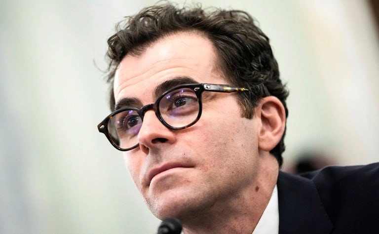 Глава Instagram принадлежит компании Meta признанной экстремистской и запрещенной Аддам Моссери обязал большинство сотрудников вернуться в офис на пятидневную рабочую неделю начиная со 2 февраля 2026 года следует из служебной записки которая попала в распоряжение Business Insider Изменения внутри компании направлены на стимулирование рабочего процесса Это поможет сделать социальную сеть более гибкой и креативной в условиях конкуренции на рынке Из служебной записки Создание культуры успеха в 2026 году следует что изменения коснутся сотрудников из США за которыми закреплены рабочие места Также в документе говорится о сокращении количества совещаний которые с 2026 года будут проводился в случае абсолютной необходимости Фото Drew Angerer Getty Images РБК в Telegram и MAX