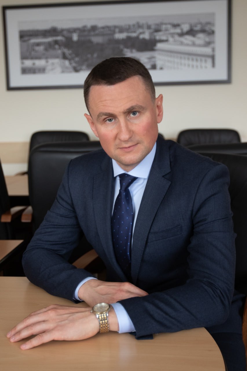 #нампишут   На сегодняшнем заседании Тюменской городской думы депутаты примут решение о досрочном прекращении полномочий заместителя председателя ТГД Дмитрия Осипова. По слухам, он переезжает на ответственный пост к бывшему мэру Тюмени Руслану Кухаруку в Югру.