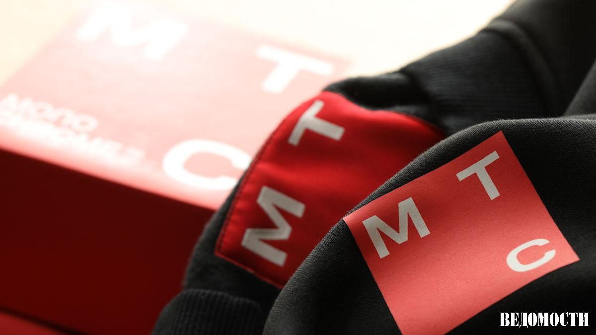 МТС запустила мини базовые станции для частных пользователей Теперь физлицам стали доступны устройства МТС для усиления сигнала мобильной связи которые ранее предлагались только бизнесу Станция подключается к проводному интернету от 50 Мбит с и обеспечивает сотовое покрытие в радиусе до 50 метров Это позволяет улучшить связь в помещениях с плохим сигналом например на верхних этажах или в цоколях По оценке компании объем рынка систем улучшения качества связи может достичь 15 5 млрд рублей по итогам 2025 года и увеличиться до 18 2 млрд рублей к 2027 году Подробнее читайте в материале Ведомости Инновации и технологии