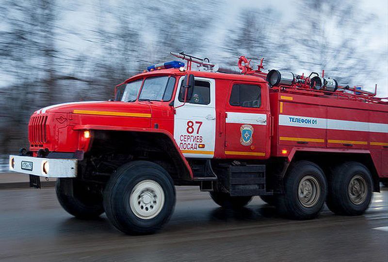 На улице Свердлова, д. 17 произошёл пожар в квартире Очевидцы сообщили о дыме из окна в службу 112 в 10:36. К месту вызова оперативно прибыли расчёты пожарных. Со слов соседей в горящей квартире мог находиться человек. Огнеборцы вскрыли дверь и спасли пострадавшего. Площадь возгорания составила 2 квадратных метра. Горела мебель и вещи на лоджии. Пострадавшего осматривают медики.
