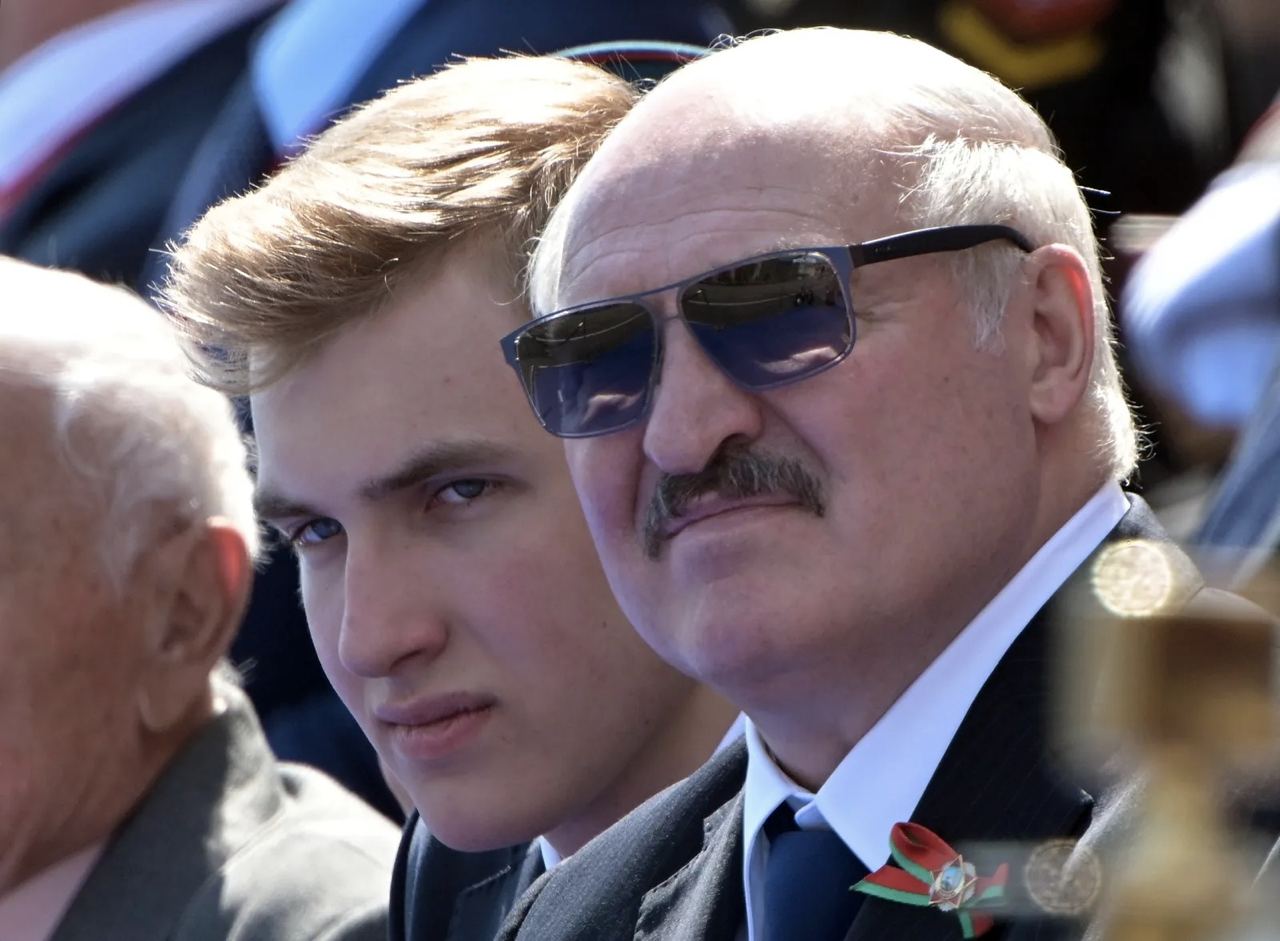Анекдот дня: Лукашенко назначил своему сыну стипендию для одаренных детей. Коля Лукашенко будет получать 229 беларуских рублей около 5500 в переводе на российские . Сейчас младшему сыну диктатора, ставшему мемом во время протестов, уже 20 лет, он учится в БГУ на факультете органических веществ. У Адама Кадырова появился конкурент?!…