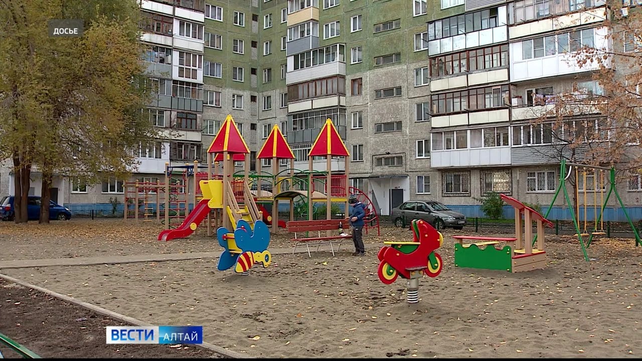 15 дворовых территорий благоустроят в этом году в Барнауле.  Работы идут по муниципальной программе «Формирование современной городской среды».  Она действует в рамках нацпроекта «Жильё и городская среда».  На ремонт15 барнаульских дворов потребуется 87 млн руб. Дворы заасфальтируют, установят там освещение, скамейки, выполнят благоустройство территории. Там, где жители согласились вложить часть собственных денег, появятся парковочные карманы, контейнерные площадки, а также детское игровое и спортивное оборудование.