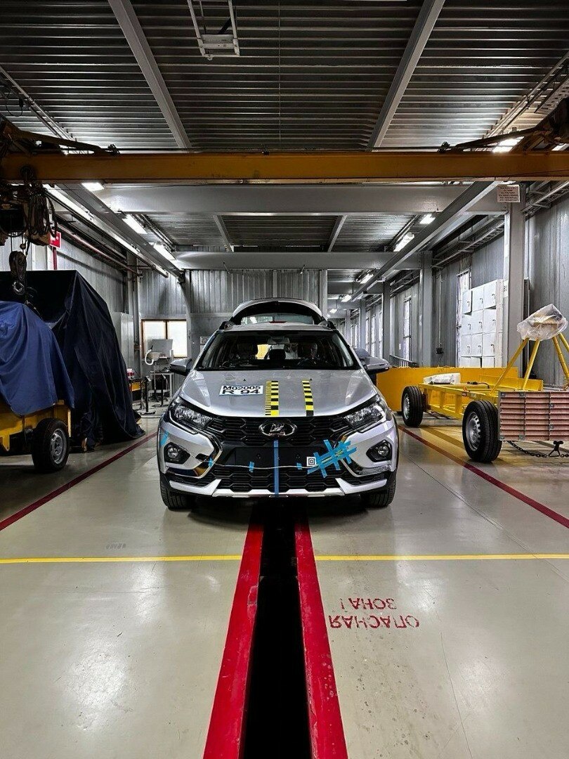 Новая LADA Iskra успешно прошла жесткие испытания безопасности по методике ARCAP, получив максимальные 4 звезды. В ходе 84 тестов, включая фронтальный удар на скорости 64 км/ч, автомобиль продемонстрировал высокий уровень защиты пассажиров. Тестировалась самая тяжелая модификация SW Cross с колесами 205/60 R16. Все системы безопасности сработали корректно: кузов эффективно поглотил энергию удара, подушки обеспечили защиту манекенов. Показатели датчиков соответствовали высокому «зеленому» или достаточному «желтому» уровню безопасности,