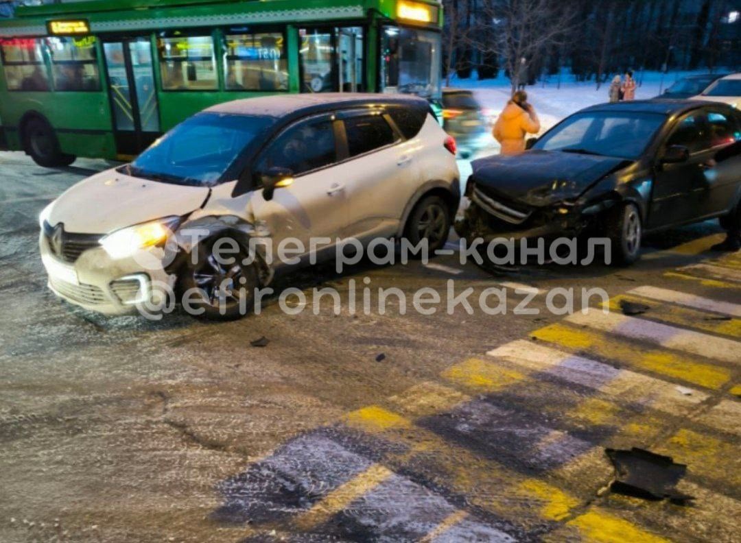 Мавлютова перекрыта почти вся из-за ДТП с двумя легковушками. Улица стоит.   Прислать новость   Написать по рекламе Подписаться на "Казань в Эфире