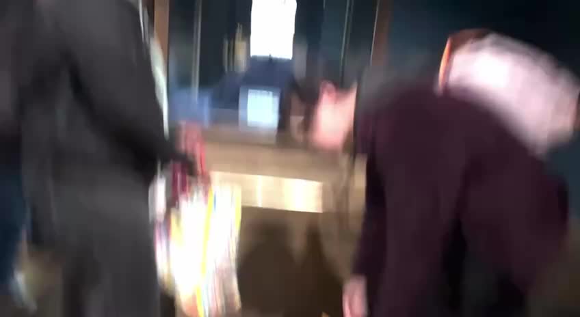 Активисты испортили витрину с короной Британской империи в Тауэре