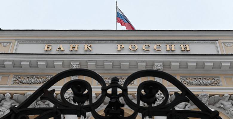 ЦБ с января 2026 года в два раза расширит список подозрительных операций при переводах Количество признаков по которым банки смогут выявлять мошеннические переводы удвоится с шести до двенадцати что позволит эффективнее защищать граждан Среди новых критериев перевод денег незнакомому человеку после крупного перевода себе через СБП смена номера телефона в онлайн банке незадолго до транзакции а также обнаружение получателя в государственной базе данных киберпреступников с марта 2026 года Если банк выявит хоть один такой признак он будет обязан приостановить подозрительную транзакцию на срок до двух дней или полностью отказать в ее проведении Это касается операций с картами СБП и электронными деньгами kvadratnymaster Фото Эксперт