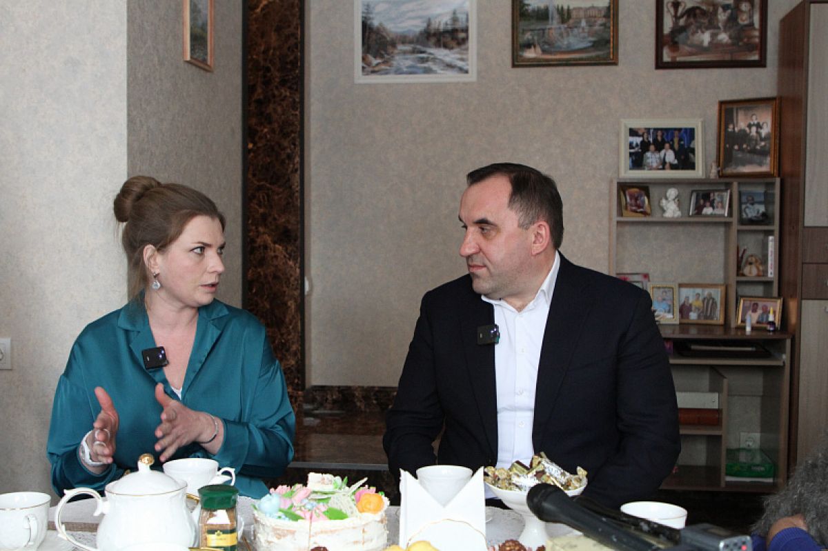 Андрей Дубровский встретился с участницей СВО Ольгой Шаленко в преддверии Дня семей защитников Отечества   newstula ru fn 1797747 html В преддверии празднования Дня семей защитников Отечества Андрей Дубровский возглавляющий Тульскую областную Думу и являющийся членом фракции Единая Россия организовал встречу с Ольгой Шаленко участницей специальной военной операции из города Богородицка и членами ее семьи   Прислать новость Подписаться   Мы в MAX