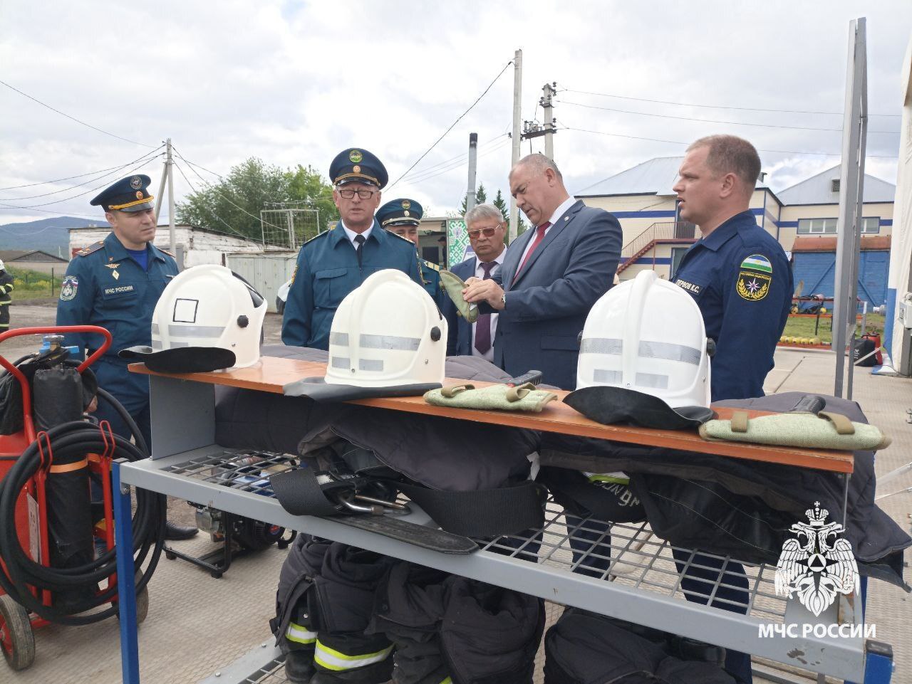 Сегодня в селе Мурсалимкино Салаватского района состоялось торжественное открытие нового пожарно-спасательного подразделения Заместитель Премьер-министра Правительства Республики Башкортостан Ирек Сагитов на церемонии поздравил личный состав части, пожелал им успешной службы и наградил огнеборцев за активный вклад в обеспечение безопасности жителей района. Также на открытии присутствовали жители села, заместитель начальника Главного управления МЧС России по Республике Башкортостан Рамиль Аитов, председатель Государственного комитета Республики Башкортостан по чрезвычайным ситуациям Кирилл Первов и Глава Администрации Салаватского района Марс Кашапов. Развитие пожарно-спасательной инфраструктуры — стратегически важное направление, которое активно развивается в республике уже седьмой год. За это время в эксплуатацию были введены 6 стационарных пожарных депо, 4 быстровозводимые модульные конструкции и 3 теплых бокса для добровольных пожарных команд. В случае чрезвычайных происшествий все они делают возможным оперативное реагирование и позволяют обеспечить защиту жизни граждан и их имущества, — ранее отмечал Андрей Назаров. В зону реагирования нового, теперь уже 5-го подразделения, развернутого на основе пневмокаркасного модуля, вошли 8 населенных пунктов Салаватского района с населением более 4,5 тысяч человек. Под прикрытием пожарной части находится 17 социальных объектов, 7 объектов дошкольного и среднего образования, 4 социально-культурных центра досуга, 4 религиозных объекта, а также 2 объекта железнодорожной инфраструктуры и 2 объекта экономики.