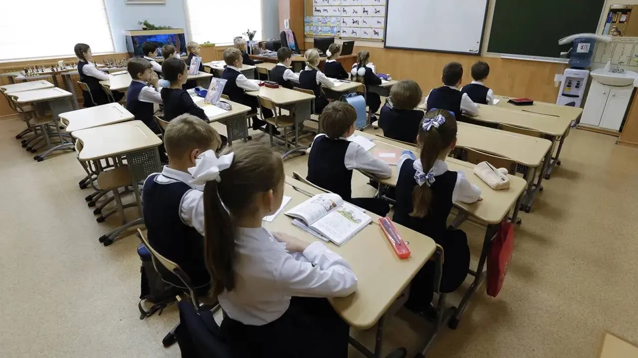 В России предложили ввести в школах курс социальных навыков Курс социальных навыков необходимо ввести в российских школах с четвертого по восьмой классы заявил заместитель секретаря Общественной палаты ОП РФ Владислав Гриб По его словам несмотря на наличие большого числа базовых школьных предметов особое внимание необходимо уделять развитию социальных и практических навыков у детей включая умение планировать бюджет оплачивать счета и ориентироваться в повседневных жизненных ситуациях Кроме того в новый школьный курс можно включить занятия по тайм менеджменту правильному питанию и пропаганде здорового образа жизни подчеркнули в ОП   хорошая идея это важно знать у школьников уже много уроков Подписаться на truekpru Читать нас в MAX