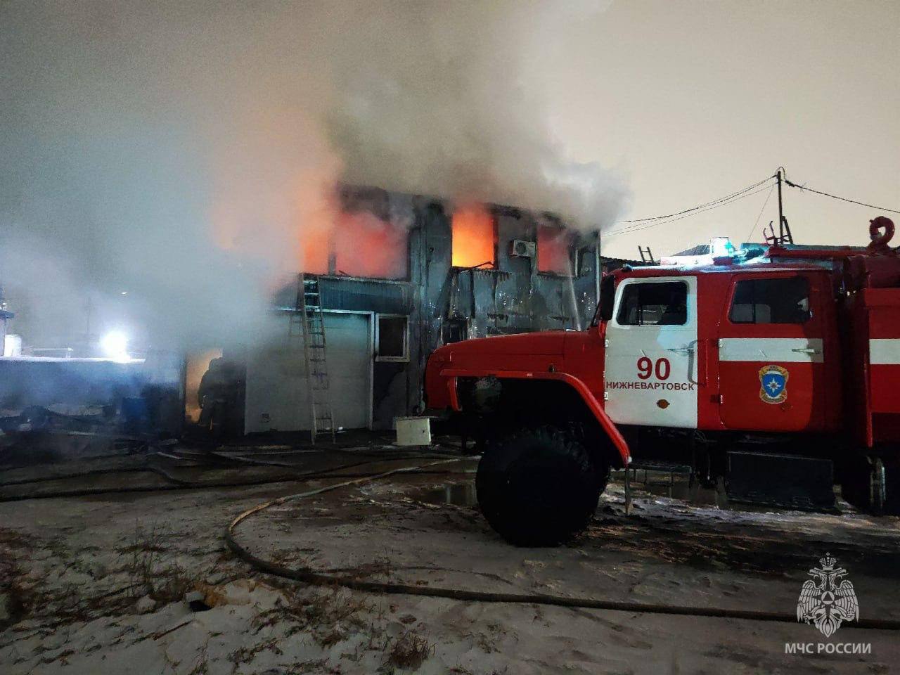 В Нижневартовске мужчина выпрыгнул из окна спасаясь от пожара Ночью в промзоне на улице Интернациональной загорелся двухэтажный гараж Внутри находился 42 летний мужчина Спасаясь от огня он выпрыгнул из окна второго этажа и получил серьёзные травмы Пострадавшего госпитализировали По данным МЧС в гараже не было пожарного извещателя Ситуация могла закончиться трагедией внутри находился газовый баллон и существовала угроза взрыва Спасатели успели потушить огонь вовремя