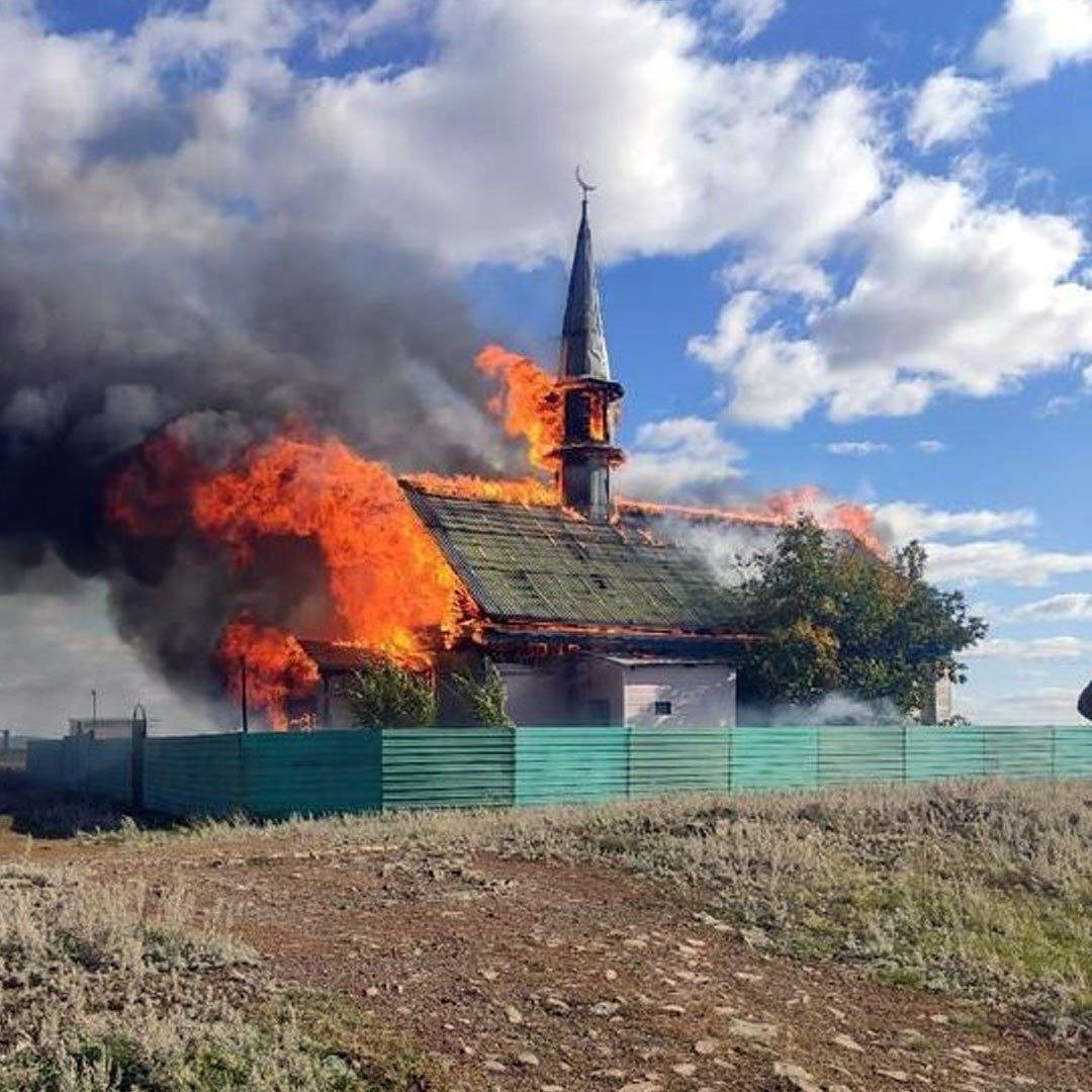 В Абзелиловском районе загорелась и обрушилась мечеть  Пожар произошёл в селе Халилово Абзелиловского района