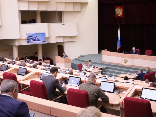 На заседании Саратовской областной Думы 19 ноября депутаты приняли инициированный губернатором Романом Бусаргиным закон о государственной поддержке ремесленной деятельности в регионе Правительство Саратовской области наделяется полномочиями по утверждению перечня видов ремесленной деятельности продуктов труда которые не подлежат обязательной маркировке средствами идентификации Темы ранее действовавших мер поддержки количества ремесленников которых освободят от обязанности маркировать свой товар а также выставочной деятельности саратовских мастеров подняли ряд депутатов в частности представляющий ПАРТИЮ РОДИНА Александр Ванцов В настоящее время продукция порядка 200 ремесленников потенциально подлежит маркировке подчеркнул Александр Ванцов