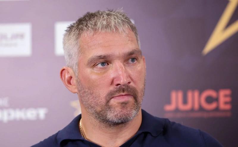 Овечкин подарил часы игрокам и персоналу «Вашингтона» после рекорда в НХЛ Капитан «Вашингтон Кэпиталз» Александр Овечкин подарил часы Hublot всем представителям клуба в честь снайперского рекорда в Национальной хоккейной лиге НХЛ . Об этом Russian Machine Never Breaks рассказал бывший одноклубник россиянина Ларс Эллер. «Ови купил часы Hublot для всех. Часы Hublot на заказ. Кажется, он купил их даже для тренеров и персонала, а не только для игроков», — сказал Эллер. : Global Look Press Подписаться на «РБК Спорт»