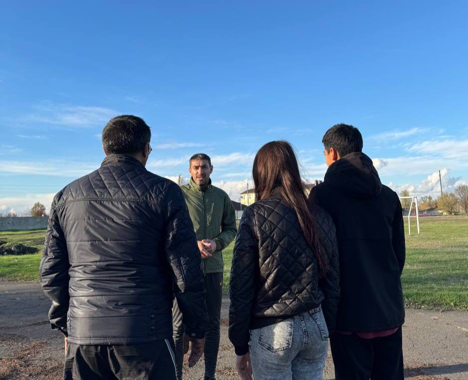 Депутат Мангушского муниципального совета член фракции Всероссийской политической партии ЕДИНАЯ РОССИЯ в Мангушском муниципальном совете Попруженко Артем Викторович провел встречу с жителями пгт Мангуш В центре внимания оказались наиболее актуальные для жителей вопросы водоснабжение благоустройство посёлка и строительство нового стадиона В ходе встречи Попруженко Артем Викторович подробно рассказал о планах администрации по благоустройству посёлка Особое внимание было уделено ремонту дорог и освещению улиц Проблема водоснабжения также не осталась без внимания Попруженко сообщил о запланированной реконструкции водопроводных сетей что позволит существенно улучшить качество воды и обеспечить стабильное водоснабжение в домах жителей Строительство нового стадиона еще один важный проект который волнует жителей Депутат заверил что работа над проектом ведется активно и в ближайшее время будет представлен окончательный вариант Стадион станет современным спортивным комплексом где смогут заниматься все кто любит спорт Жители активно задавали вопросы высказывали свои предложения и замечания Попруженко Артем Викторович пообещал учесть все пожелания жителей и приложить максимум усилий для решения озвученных проблем