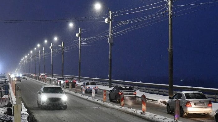 Мост у Телецентра в Омске полностью перекроют на ночь  В ночь с 4 на 5 января в Омске полностью перекроют мост имени 60-летия ВЛКСМ у Телецентра. В это время на мост будут устанавливать светофоры и разделительные столбы  делиниаторы  для полосы переменного направления. Ее планируется запустить с 9 января.   В утреннее время средняя полоса будет использоваться для движения транспорта с левого берега Иртыша на правый.    С 16.30 средняя полоса будет обслуживать транспорт, едущий с правого берега на левый.     В остальное время движение транспорта по средней полосе будет организовано попеременно. Оно будет регулироваться светофорами.