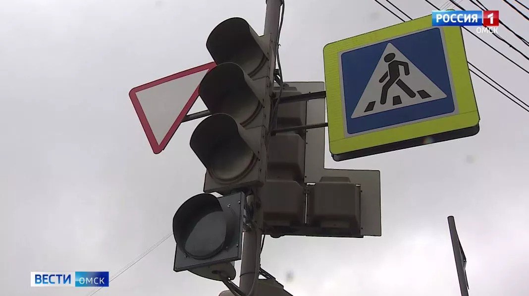 В Омске устанавливают новые светофоры на аварийных участках дорог Начался первый этап монтажа новых светофорных объектов на перекрёстках Краснознаменной и Донецкой, а также Мельничной с 1 и 2 Казахстанскими. До конца лета светофоры также появятся на пересечении Кемеровской и Вавилова, а ещё — на улице Новокирпичной у остановки «Мини-рынок». За счёт городского бюджета устанавливается ещё один светофор — на Русско-Полянском тракте в районе поворота к посёлку Мелиораторов. Всего в рамках нацпроекта «Безопасность дорожного движения» модернизируют четыре аварийных перекрёстка. Стоимость работ — 41 млн рублей. Завершить монтаж планируют до 1 сентября 2025 года. Подписаться Написать в редакцию