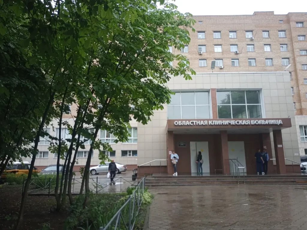 В 2025 году рязанские трансплантологи провели 17 пересадок почек и две пересадки печени  13 августа отмечается Всемирный день донорства органов. В Рязанской области активно развивается служба донорства и трансплантации, говорится в сообщении регионального минздрава. Первую пересадку почки в регионе выполнили в декабре 2018 года, а в апреле 2019 года — первую пересадку печени.  Всего в Рязанской области выполнена пересадка 91 почки и 13 печеней. В 2025 году рязанские трансплантологи провели 17 пересадок почек, две пересадки печени. Темпы помощи выросли в два раза по сравнению с прошлым годом.  Благодаря современным технологиям и работе высококвалифицированных специалистов пациенты региона получают помощь на уровне федеральных клиник. Все операции проводятся в областной клинической больнице, а пациенты находятся под постоянным наблюдением врачей.  Следующий шаг — сочетанная трансплантация почки и поджелудочной железы для пациентов с диабетом первого типа. Так врачи смогут спасать пациентов сразу от дву...