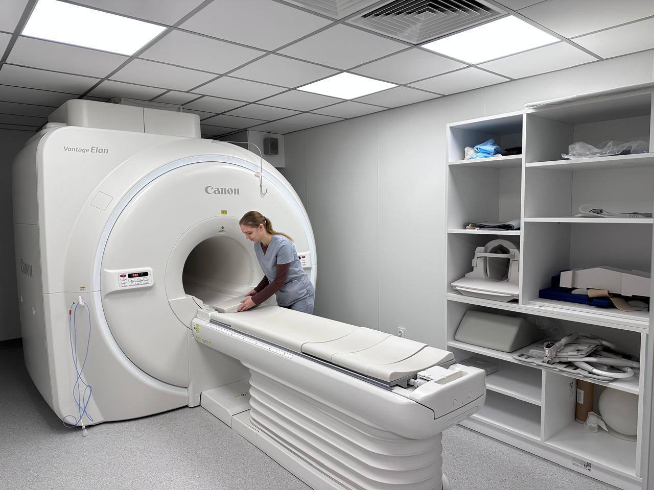 Точнее и быстрее в Новомосковске установили новый МРТ В Новомосковской больнице продолжают обновлять оборудование Теперь здесь появился новый современный аппарат для магнитно резонансной томографии Оборудование уже установили а специалисты прошли обучение Планируется что томограф начнёт работать до конца года Главное преимущество нового оборудования обследование занимает меньше времени результаты получаются более информативными