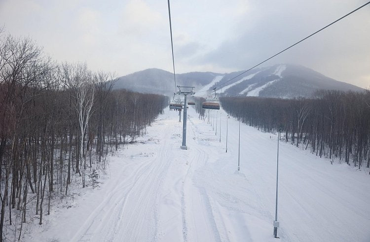 Детская школа гостиница и ресторан губернатор провел совещание на горнолыжке в Арсеньеве Дальнейшее развитие горнолыжного курорта в Арсеньеве обсудили на выездном совещании в лыжной столице Приморья В нем принял участие губернатор Приморского края Олег Кожемяко Глава региона отметил что уже в этом году здесь появится детская горнолыжная школа и первыми трассу опробуют учащиеся младших классов У нас состоялось совещание которое определило дальнейший ход развития этого горнолыжного курорта конечно нужно доделать здесь всё И это большая работа в 2026 году которая должна заключаться в запуске ресторана готового комплекса входной группы устройство тюбинга для того чтобы здесь могли кататься дети Уже в этом году мы уже планируем запустить сюда школьников которые учатся в начальных классах и договорились что первые 100 комплектов оборудования мы приобретём а 25 комплектов уже есть Поэтому я думаю что с февраля школьники могут начать кататься чтобы получать навыки сообщил сказал Олег Кожемяко в своем ТГ канале 18 Затронули тему достройки курорта и его инфраструктуры Губернатор отметил что должны быть достроены гостиница бассейны а также появится ресторан в русском стиле в виде деревянного сруба Также будет рассмотрен вопрос по освещению лыжных трасс Фото правительство Приморья   PrimaMedia в       подпишись 18