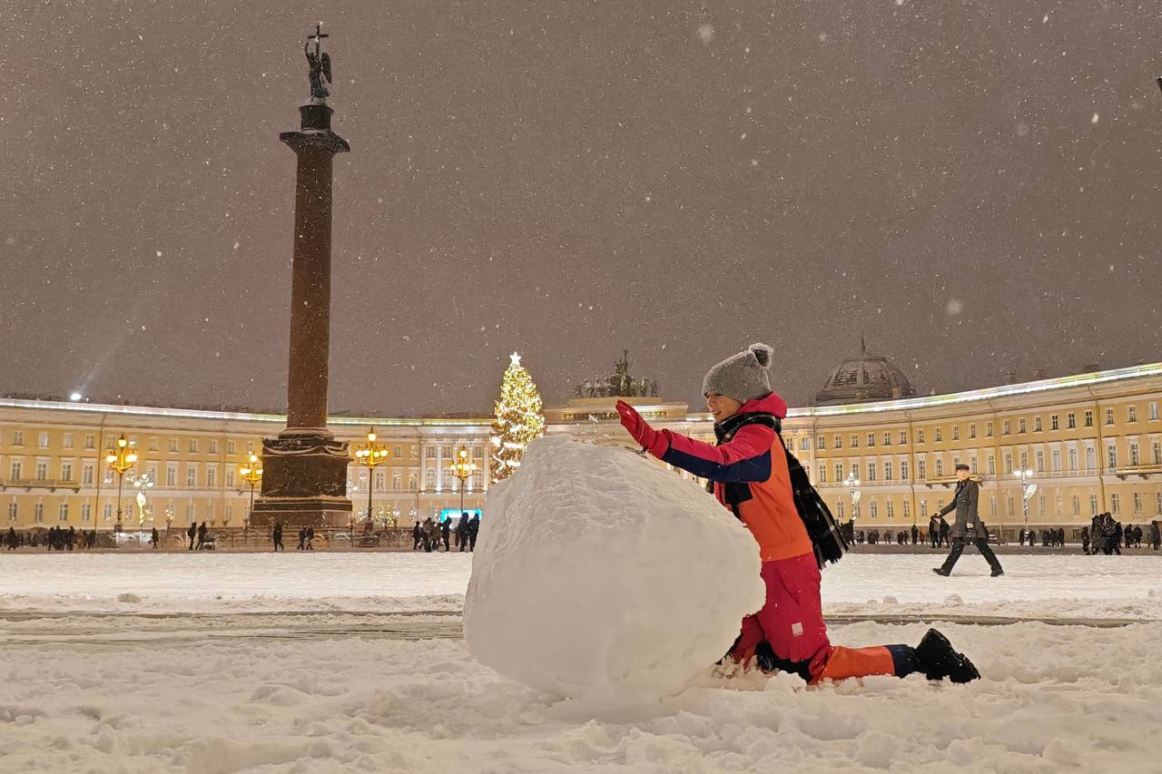 Новый год петербуржцы будут встречать со снегом   Ура! По прогнозу Гидрометцентра, 31 декабря в Петербурге будет -1 градус и снег.   Конечно, вряд ли навалит так много, как неделю назад, но настроение в этот слякотный конец года, поднимет.  Ждёте снега?   : Алексей Булатов