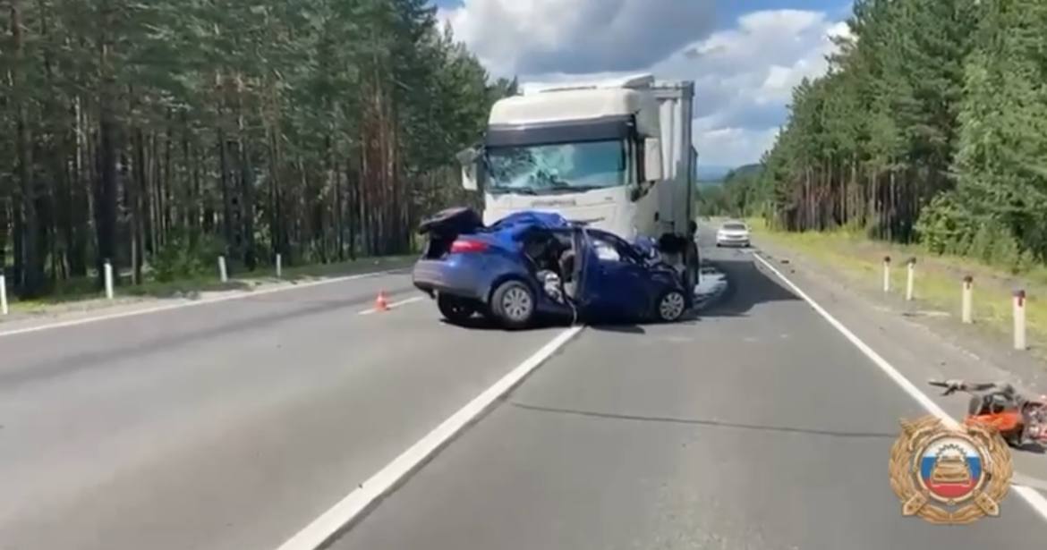 Три человека погибли в жуткой аварии под Нижнеудинском — среди них ребёнок. Трагедия произошла днём, около 12:15, в районе посёлка Вознесенский. По предварительным данным, водитель Kia Rio пошёл на обгон грузовика DAF, задел его, выехал на встречку и на полной скорости врезался в большегруз Dongfeng. Всё это попало на видео с регистратора. До приезда медиков погибли трое: водитель легковушки и два пассажира, один из которых — ребёнок. Личности погибших сейчас устанавливаются. Подписаться Прислать новость