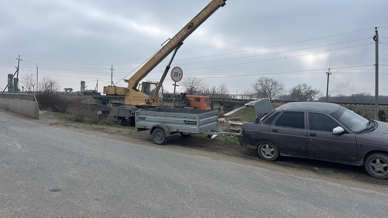 1  2  3  4  5   Участки реки Терек под мостами начали расчищать в Кизляре   В Кизляре специалисты ЖКХ и подрядной организации приступили к расчистке наносов грунта и деревьев под  мостами через реку Терек.  Работники ЖКХ приступили к очистке заторов под автомобильными мостами через реку Терек по улицам Строительной, Багратиона, Победы, Коммунистической, сказал  начальник УЖКХ г. Кизляра Денис Мочалов  Мусорные заторы из брёвен и веток возникли после прохождения весеннего паводка. Они препятствуют свободному течению воды и нарушают эстетический облик водного объекта.   Во время очистительных работ мосты функционируют в обычном режиме.   Онлайн Дагестан   Подпишись