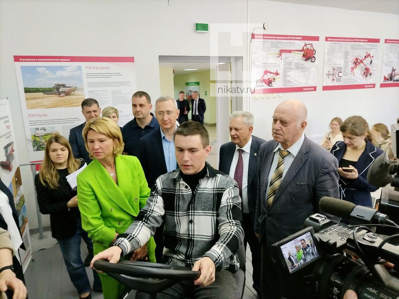 Губернатор Владислав Шапша и министр сельского хозяйства России Оксана Лут осмотрели учебные аудитории филиала Тимирязевской академии На сегодняшний день здесь обучаются более 1700 студентов по семи направлениям. Среди них агротехника, ветеринария, землеустройство, ландшафтное строительство. Также губернатор и министр побывали в лабораториях вуза: здесь студенты занимаются научной работой. Практику юные аграрии проходят на базе сельхозпредприятий: академия заключила договоры с более чем 80 представителями бизнеса Калужской, Тульской и Московской областей. Особый интерес Оксаны Лут вызвала аудитория с агродронами — это направление работает в вузе первый год. Как рассказали студенты, использование дронов в сельском хозяйстве является самой прогрессивной технологией: дроны позволяют вносить удобрения и производить опрыскивание больших площадей в кратчайшие сроки. Тимирязевцы уже научились писать программы для управления «птичками» и вовсю практикуются на учебных полях. Местные выпускники востребованы: по данным анкетирования за прошлый год 87% успешно трудоустроились, больше половины работают в АПК. Прислать новость Заказать рекламу