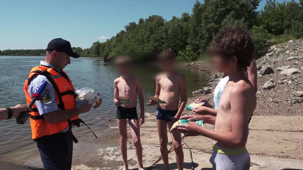 «Вода еще весенняя»: спасатели напомнили жителям Башкортостана об опасности раннего купания  С приближением календарного лета природа радует теплом и ясными днями. Однако вода в водоёмах пока не соответствует комфортной температуре для купания. Спасательные службы напоминают, что официальное открытие купального сезона ещё не состоялось. Пляжи готовят к приёму отдыхающих, проверяют дно водоёмов, устанавливают спасательные посты и информационные аншлаги.  "По-настоящему летнее — это только воздух. А вода всё ещё весенняя. И очень опасная".  Пока купание может быть опасно из-за холодной воды, риска переохлаждения и судорог. Важно помнить, что спасатели ещё не дежурят на пляжах, буйки не выставлены, и вода не прошла проверку.  Рекомендуется гулять у берега и наслаждаться солнечными ваннами, но не заходить в воду.  «Берегите себя. Настоящее лето только начинается. Пусть оно будет долгим, тёплым — и безопасным», — пожелали спасатели.  Подписаться   Сообщить новости