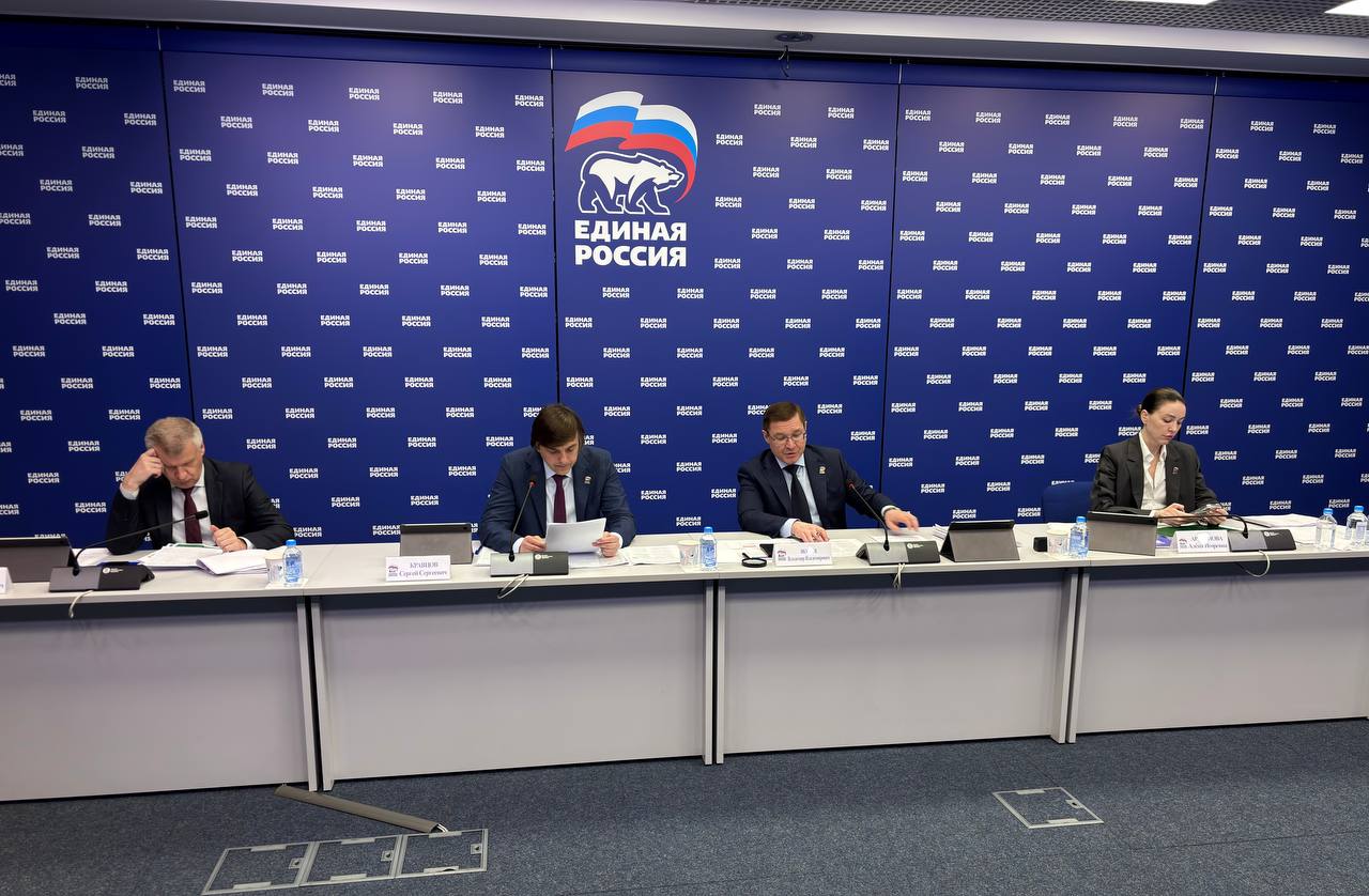 Владимир Якушев обратил внимание на проблемы с капремонтом школ в Томской области У вас не заключены контракты по четырем школам. Причем по двум еще даже не объявлены конкурсы. Такие нарушения случаются не в первый раз, - подчеркнул секретарь Генсовета Единой России на штабе по капремонту и строительству объектов образования.