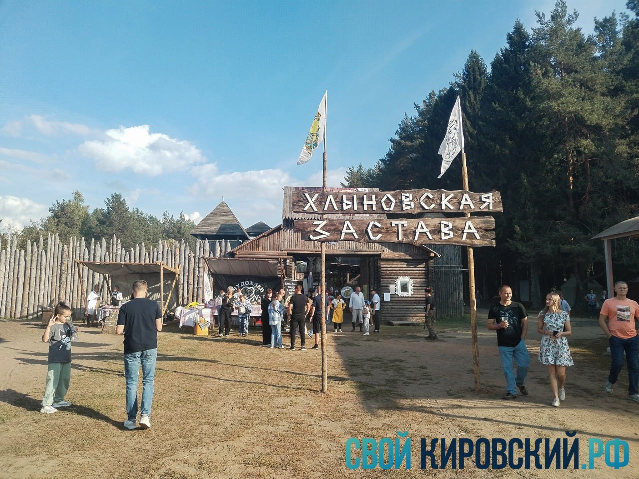 В Кировской области в этнодеревне «Никулицкая слобода» начнётся строительство деревянного кремля — старт работ запланирован уже в этом году. Проект реализует клуб исторической реконструкции «Хлыновская застава». Кремль будет построен по образцу древних крепостей и станет частью большого музея под открытым небом. В будущем здесь появятся амбары, полуземлянки, дома XIX века, а также мастерские и гостевые дома, где можно будет познакомиться с бытом и ремёслами предков. Часть крепостной стены планируют использовать для размещения животных. Проект рассчитан на 10 лет и позволит жителям и гостям региона глубже узнать историю Вятки и народов, живших на этих землях. Уже этим летом на этнофестивале «День Земли Вятской» заложат первый камень в основание будущей крепости