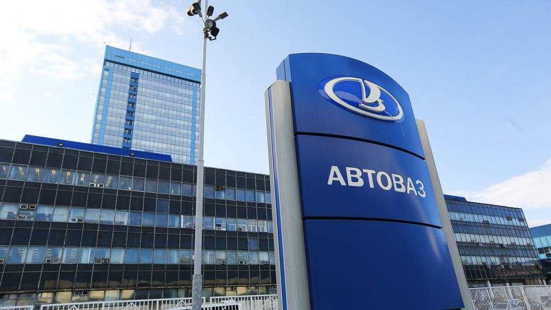 «АвтоВАЗ» планирует урезать производство автомобилей на 100 тысяч единиц Снижение показателей объясняется высокими ставками по кредитам и большими остатками товара на складах. В марте 2025 года продажи «АвтоВАЗа» упали на 37% по сравнению с тем же периодом в прошлом году. Напомним, что не так давно глава компании анонсировал возможное повышение цен. Информация неофициальная, но, по данным источника, решение о снижении может быть принято на ближайшем заседании директоров. rozetked.me/news/39846