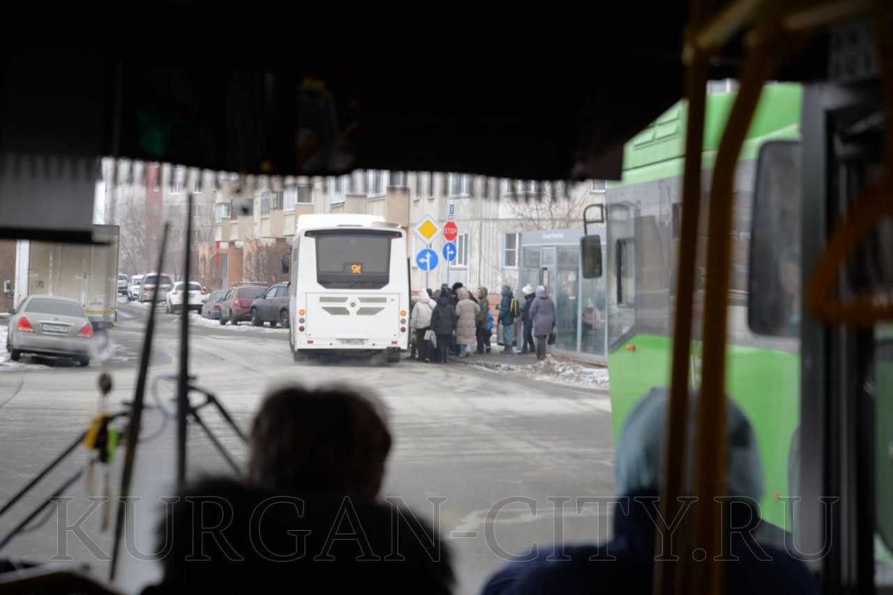 В Кургане при поддержке правительства Курганской области, главы региона Вадима Шумкова продолжается работа по обновлению общественного транспорта, работающего на муниципальной маршрутной сети.  Напомним, что в последние годы по инициативе главы региона с господдержкой активно обновляется парк общественного городского и муниципального транспорта. Государство уже направило на эти цели почти полмиллиарда рублей, перевозчики – порядка 1,5 млрд. Благодаря этому, парк общественного городского и межмуниципального транспорта пополнили 140 новых автобусов. В этом году на улицы Кургана выедут ещё 60 новых автобусов.  Подробнее на сайте.