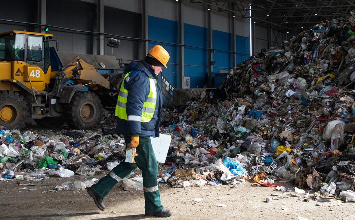 В 2025 году сумма экологического сбора в России выросла до рекордных 21 92 млрд рублей По данным Росприроднадзора эти деньги направляют на развитие системы обращения с отходами и экологические проекты по стране Производителям и импортерам товаров и упаковки нужно до 15 апреля 2026 года сдать отчетность и уплатить сбор за 2025 год чтобы не получить штрафы и проблемы с репутацией Ведомство также планирует провести техническое обучение по изменениям правил подаче отчетности и расчету экосбора