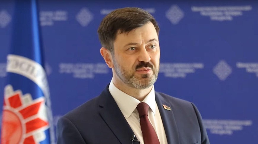 «Не зная истории, легко стать жертвой обмана»  Замминистра иностранных дел Белоруссии Сергей Лукашевич  на снимке  поделился с китайским изданием «Синьхуа» своими впечатлениями от исторической фотовыставки «Плечом к плечу — к общей Победе», посвящённой 80-летию Победы в Войне сопротивления китайского народа японским захватчикам:  «Эти фотодокументы, которые представлены на выставке, подтверждают истинность прошедших событий. Очень важно сейчас говорить о правдивой стороне этой истории. Мы не разжигаем ненависть, но с уважением чтим общую память. Фотографии напоминают нам, что Белоруссия и Китай занимают единую позицию в защите исторической правды. Необходимо донести до молодого поколения, что историческая правда для народов Белоруссии и Китая — очень важный элемент.   Не зная истории, легко стать жертвой обмана».