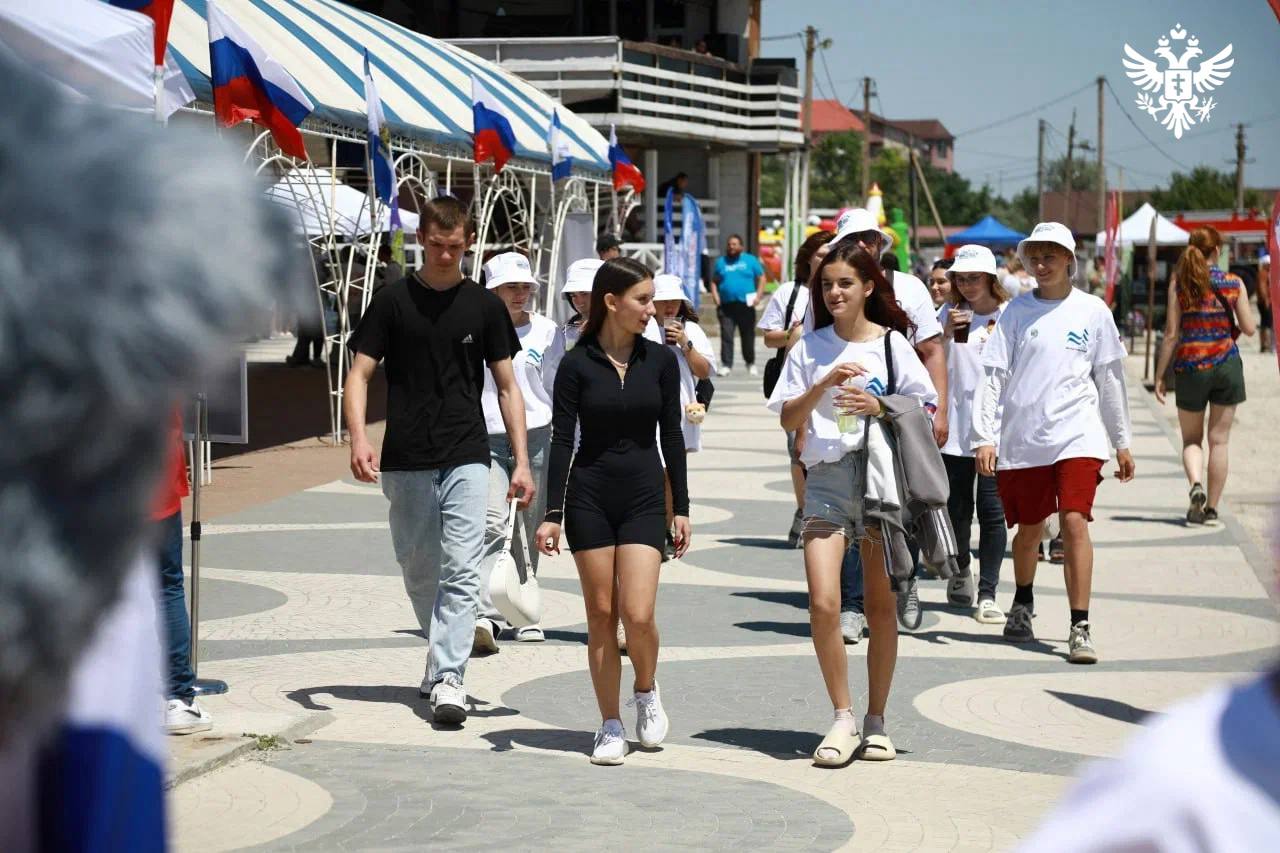 В Херсонской области утвердили стратегию молодёжной политики до 2030 года Врио председателя Правительства Херсонской области Семён Машкауцан подписал постановление о реализации в регионе стратегии молодёжной политики на период до 2030 года В нём отмечается что вовлечение молодёжи в ключевые процессы от политического развития и укрепления демократических институтов до внедрения инноваций и реализации социальных инициатив имеет особое значение для региона Стратегия включает анализ состояния молодёжной политики формулирует цели задачи и механизмы их достижения Среди проблем и вызовов названы ослабление связей между поколениями рост нравственного нигилизма распространение вредных привычек и агрессивного поведения а также потребительское отношение к жизни Реализация документа рассчитана на два этапа с 2025 по 2026 годы и с 2026 по 2030 годы Сайт ВК ОК MAX Администрация Херсонская область VGA Kherson SALDO VGA