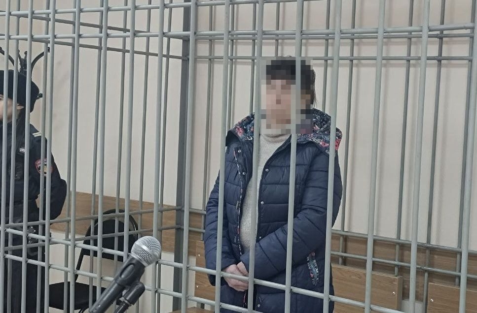 В Курской области 54-летнюю женщину суд признал виновной в убийстве  В июне прошлого года в Курчатове после распития алкоголя сильно поссорились 54-летняя местная жительница и ее 40-летний сожитель. Не сумев доказать свою правоту, женщина схватила нож и трижды им ударила возлюбленного в грудь. Мужчина скончался на месте.  Жительница города атомщиков свою вине не признала.   Курчатовский городской суд приговорил ее к 8 годам лишения свободы в исправительной колонии общего режима с ограничением свободы на 1 год.  Как отметили в ОПСС Курской области приговор в законную силу не вступил.   Фото: ОПСС Курской области  Курская Telega / Прислать новость