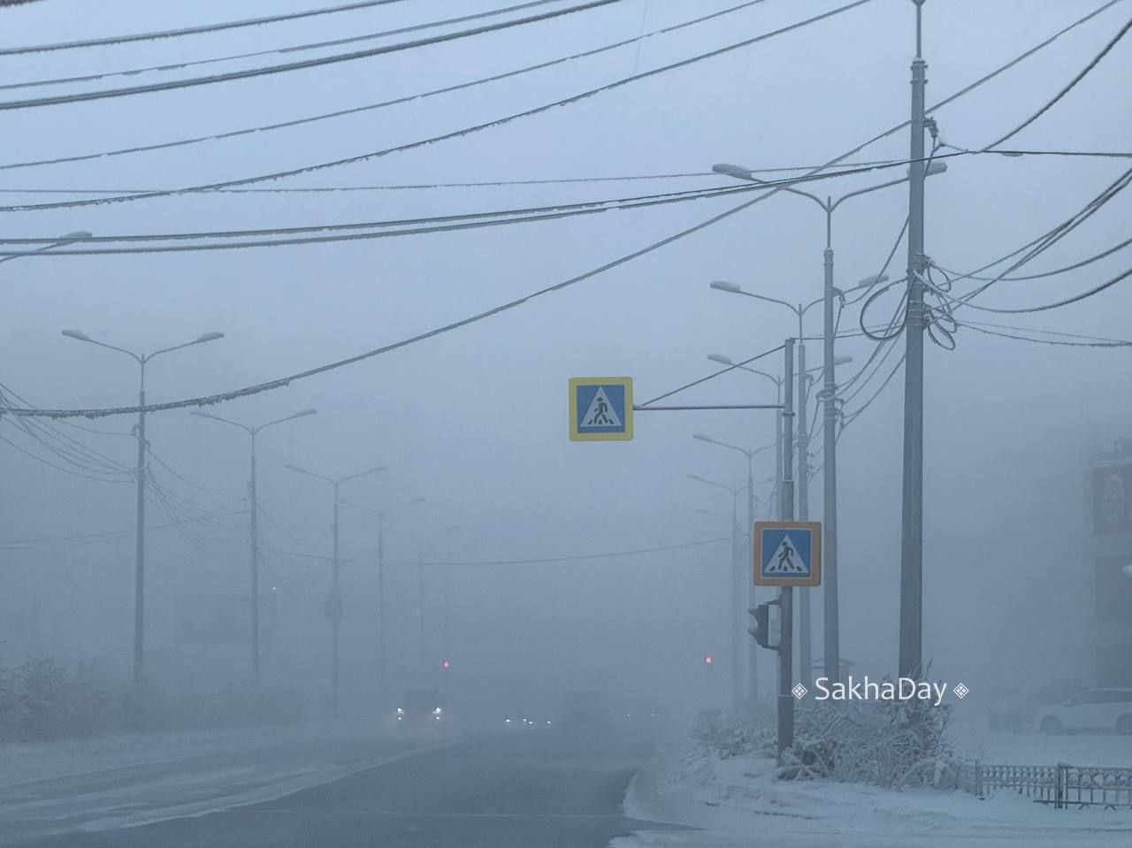 В метеослужбе пояснили, почему сегодня в Якутске не актированный день  Сегодня, 16 января, в Якутске не был объявлен актированный день, несмотря на сильный мороз.  По данным Якутского УГМС, в 6:00 утра температура составляла -42°C при отсутствии ветра.  Однако, к 6:30 температура понизилась до -43°C.  Разница в показателях температуры на сайте и в телеграм-канале Гидрометслужбы объясняется разницей во времени обновления данных.  Несмотря на то, что официально актированные дни объявляются при -42°C и ветре 3-4 м/с, многие родители, учитывая субъективные ощущения холода и туман, предпочли оставить детей дома, передает Sakhaday.ru.  Подробнее по ссылке    Новости   Yakutsk News