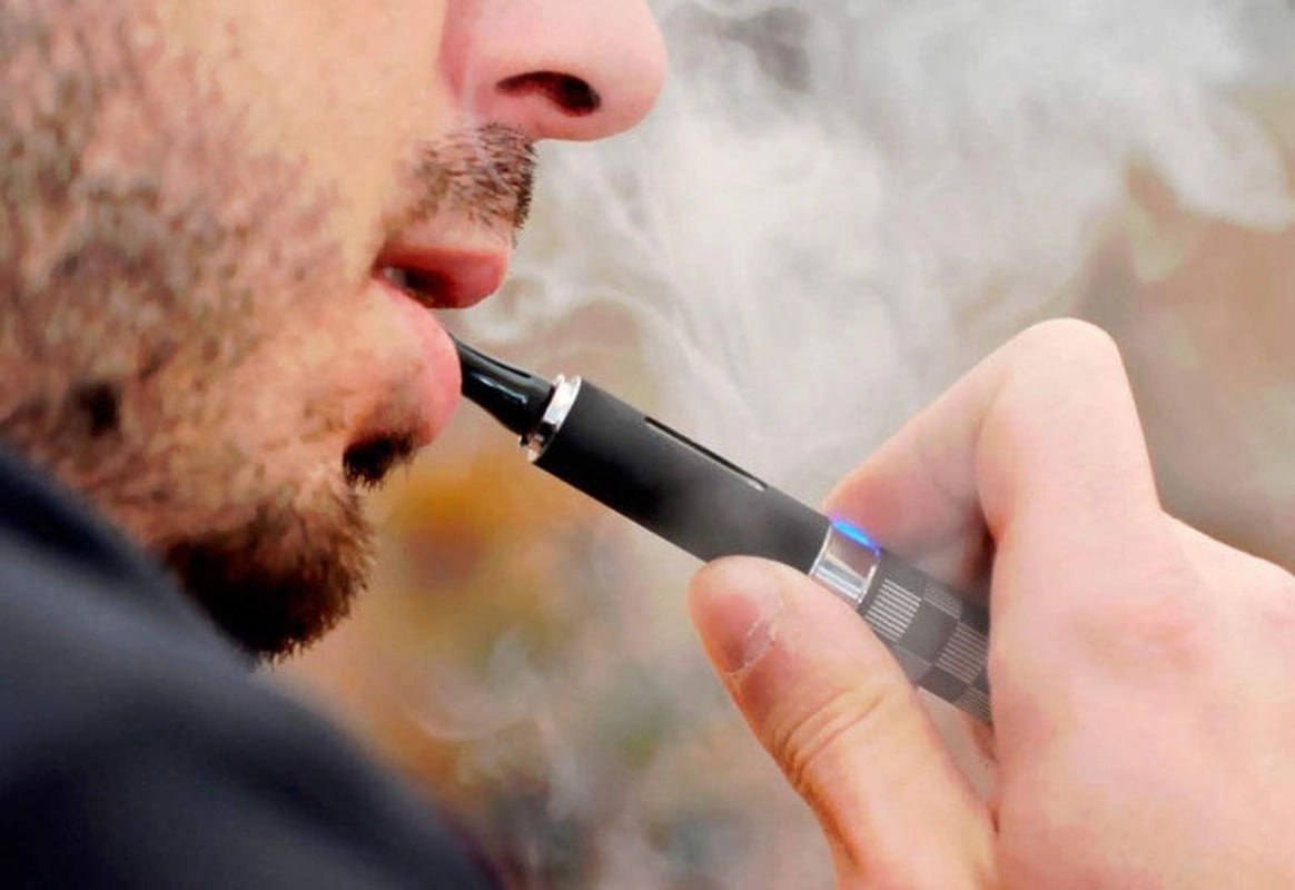 В Азербайджане запрещается использование электронных сигарет В Азербайджане будет запрещен импорт экспорт производство хранение продажа и использование электронных сигарет Как сообщает Oxu Az этот вопрос был отражен в проекте поправок в закон О табаке и табачных изделиях который обсуждался на совместном заседании комитетов Милли Меджлиса по аграрной политике экономической политике промышленности и предпринимательству труду и социальной политике Согласно законопроекту будет запрещен импорт экспорт производство хранение оптовая и розничная продажа и использование электронных сигарет и их компонентов ruoxuaz Электронныесигареты МиллиМеджлис Новости Азербайджана Написать нам