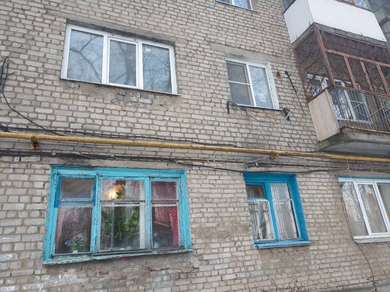 Жильцы пожаловались на невыносимые условия в разрушающемся общежитии на Торпедо, 35 Здание рушится, воронежцы вынуждены бороться с плесенью, тараканами и мышами, а также с опасной проводкой. Общежитие не ремонтировали с 1962-го, жить в нём всё опаснее. Воронежцы требуют признать дом аварийным. Источник: Вести Воронеж Инцидент Воронеж Хотите чем-то поделиться? Присылайте фото и видео в наш бот-предложку. Лучшее опубликуем!
