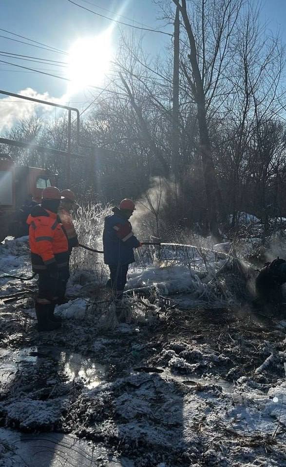 Жители Куйбышевского района Самары из за морозов остались без воды замерзли водопроводные трубы По данным РКС основная причина образование ледяных пробок в трубопроводах некоторые части расположены над грунтом На месте работают аварийные бригады которые отогревают замерзшие трубы и ведут земляные работы по монтажу дополнительной перемычки между сегментами сети Это позволит восстановить циркуляцию воды в обход проблемных участков