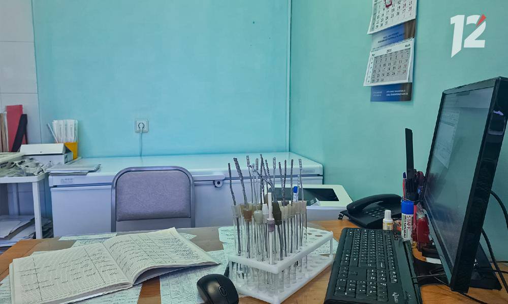 Омские врачи помогли пациенту с ожогом пищевода Осенью 2023 года в приемное отделение БСМП №1 поступил молодой пациент с тяжелым химическим ожогом пищевода. Он случайно выпил средство для чистки плит. Мужчине оказали экстренную помощь, от лечения он отказался. Спустя несколько месяцев у омича развилась тяжелая непроходимость пищевода. Весной 2024 года мужчина обратился в Городскую клиническую больницу №1 имени А.Н. Кабанова. «Врачи диагностировали у него протяженный рубцовый стеноз пищевода. В 2025 году стало ясно: без серьезного оперативного вмешательства не обойтись. Командой было принято решение провести экстирпацию пищевода его полное удаление с последующей пластикой желудочным стеблем», — сообщили в пресс-службе минздрава. Пациент успешно прошёл реабилитацию.
