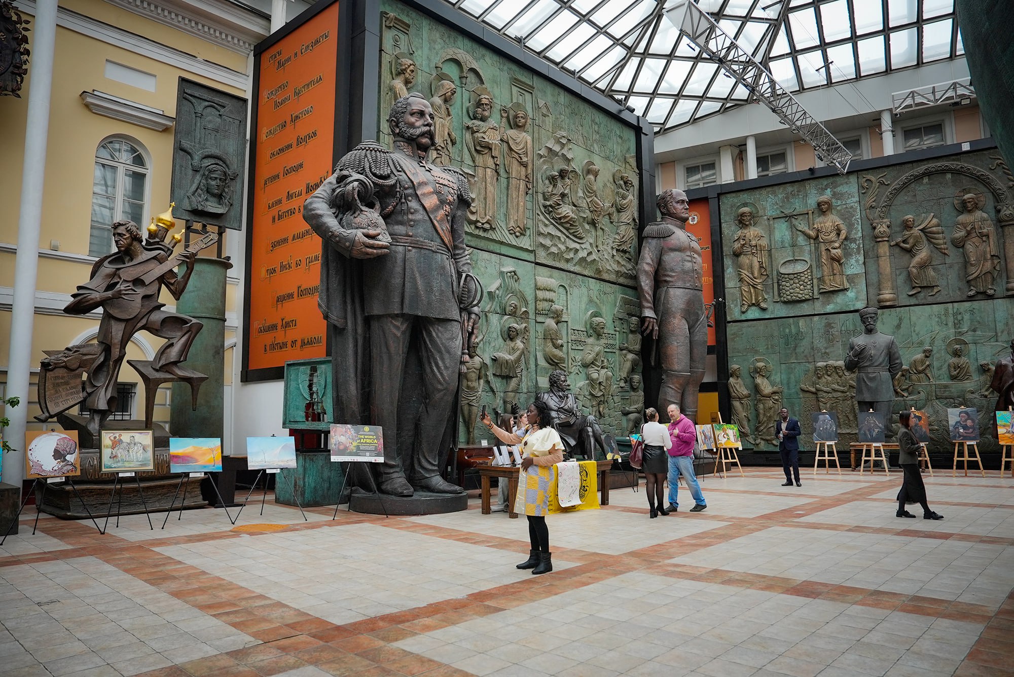 Круглый стол Диалоги в искусстве и культуре Россия Африка прошел в рамках Второго международного форума Russia Africa Expo 2025 в галерее Зураба Церетели Дипломаты кураторы и исследователи обсудили роль искусства в укреплении российско африканских отношений На выставке Африка глазами российских художников были представлены работы посвященные традициям и символам континента Среди них рисунки студентов Московского гуманитарно технологического университета архитектурно строительного института МГТУ МАСИ С докладами на форуме выступили послы Ганы и Сенегала представитель Демократической Республики Конго Речь шла о туристических и музейных форматах сотрудничества России со странами Африки Директор музейно выставочного центра Российской галереи искусств галереи искусств Глобального Юга Виталий Зотов затронул тему места современного африканского искусства в глобальном арт мире Президент центра русской культуры Калинка в Сенегале Лариса Крюкова рассказала о запуске в западноафриканской стране фестиваля российско азиатского кино в рамках которого африканцам покажут кинокартины из России и Корейской Народной Демократической Республики КНДР Подробнее о выставке на сайте АИ Африканская инициатива Подписаться