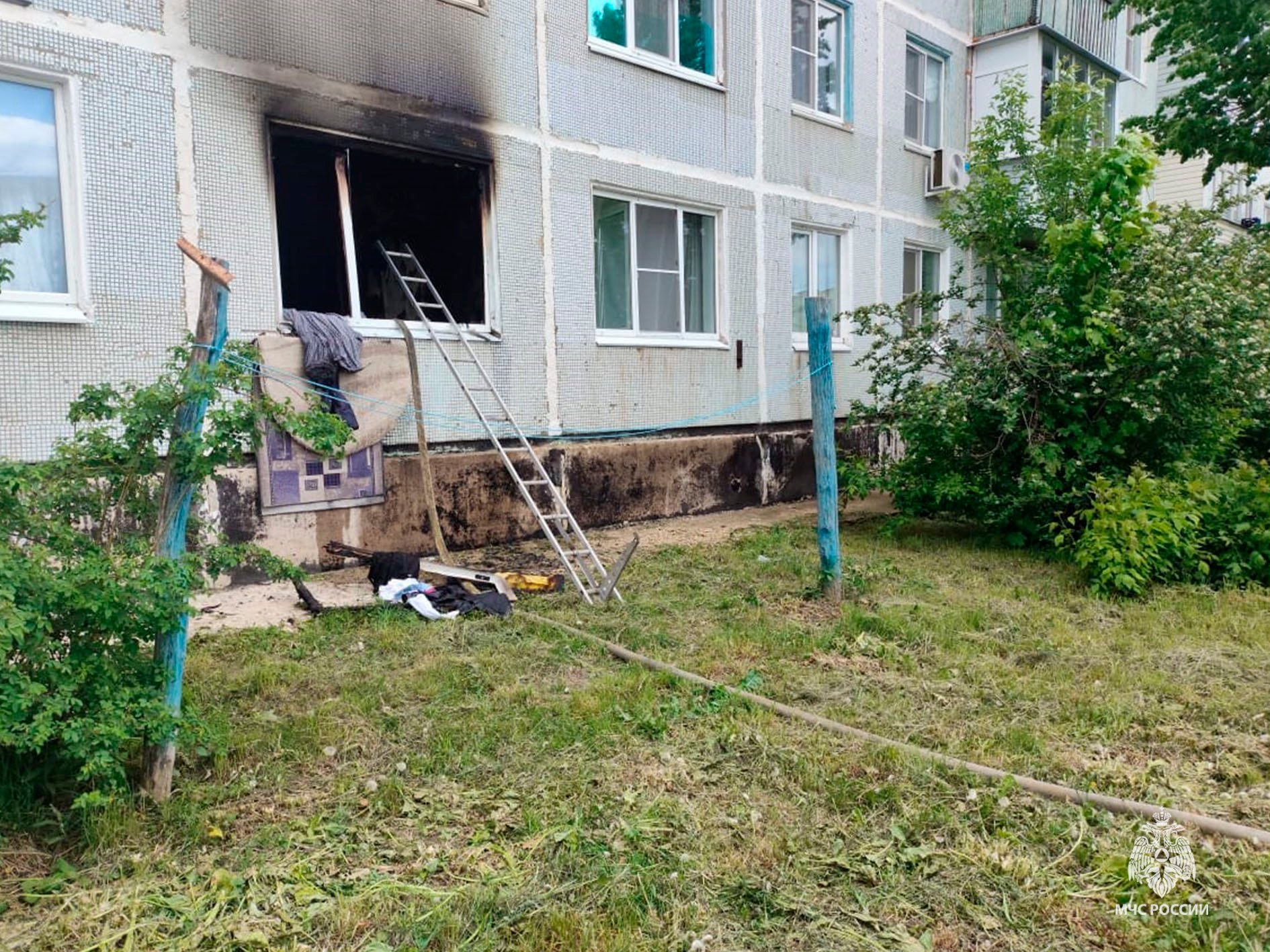 Огнеборцы потушили пожар в Ефремове Возгорание произошло в квартире на 1 этаже многоквартирного жилого дома на улице Садовой в Ефремове. Пожар был ликвидирован на площади 4 квадрата. Благодаря слаженным и профессиональным действиям огнеборцев никто не пострадал. Эвакуированы 12 человек. От МЧС России привлекалось 7 человек и 3 единицы техники. Причину предстоит установить дознавателю спасательного ведомства. МЧС России напоминает: установи в своём жилье пожарные извещатели - приборы при задымлении издадут громкий сигнал и увеличат шансы на спасение; приобрети домой огнетушитель - он поможет ликвидировать возгорание на ранней стадии. МЧС Тульской области подписаться