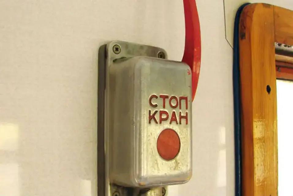 Любопытный слух, который также муссируется в кулуарах. Говорят, как негативный сценарий для индустрии, рассматривается ограничение приема заявок на семейную ипотеку со стороны банков уже в середине лета.   Если это случится, надежды у рынка жилого строительства точно не останется. Не будет иллюзий и у покупателей, которые сейчас  надо отдать должное эффективности мотивации  стараются стать молодыми родителями, чтобы получить квартиру на льготных условиях.   Согласимся, ничего выгоднее семейки сейчас нет. И если бы редакции была нужна квартира, из двух возможностей мы бы выбрали родить нового ребенка, чем стать айтишником.  Треугольный метр