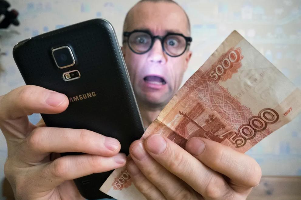 Долги по налогам в России можно будет автоматически взыскивать в цифровых рублях Президиум Верховного Суда России под председательством Игоря Краснова подготовил ответы на вопросы связанные с применением новых правил взыскания долгов по налогам с граждан Напомню с 1 ноября налоговая служба получила возможность взыскивать в досудебном порядке с физических лиц долги по налогам Подготовленные разъяснения Верховного суда России направлены на повышение гарантий защиты прав граждан Важно подчеркнуть что новый механизм предусмотрен исключительно для бесспорных долгов то есть у налогоплательщиков в данном случае нет возражений ни по факту наличия самого долга ни по поводу его размера Любое несогласие налогоплательщика является поводом отменить постановление В таком случае спор при наличии обращения налоговой службы будет рассматриваться в судебном порядке Верховным судом России совместно с представителями профессионального сообщества и юридической науки выработаны подходы к правоприменению направленные на обеспечение справедливого и эффективного функционирования системы взыскания при сохранении правовых гарантий граждан Одно из разъяснений касается взыскания в цифровых рублях Как сказано в ответах Верховного суда России исполнение решения налогового органа о взыскании задолженности осуществляется налоговым органом за счет денежных средств на счетах налогоплательщика в банках а также за счет его электронных денежных средств и цифровых рублей на счетах цифрового рубля Поручение налогового органа о перечислении суммы задолженности и приостановлении операций по счетам исполняется банком в отношении цифровых рублей оператором платформы цифрового рубля Если у должника недостаточно средств документы о взыскании будут направляться в службу судебных приставов Что интересно для счетов цифрового рубля не действует возможность сохранения средств в размере прожиточного минимума не подлежащих взысканию Подобное правило существует только в отношении классического счета в банке Юридические услуги Youtube Rutube Дзен ВК МАХ Купить рекламу